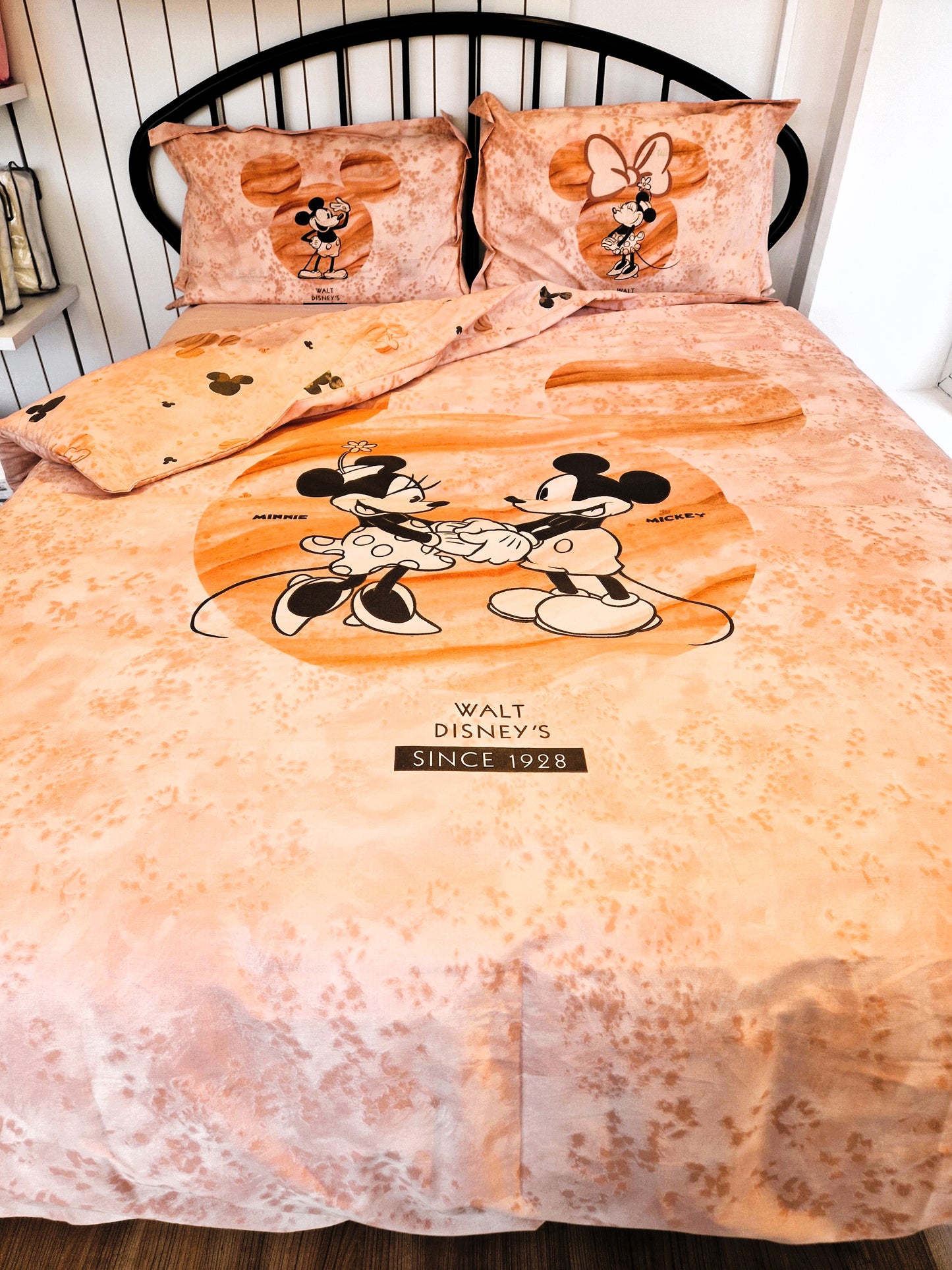 Set Lenjerie de pat Ozdilek Disney Mickey and Friends Cu Cearsaf Elastic - Bej Pudra