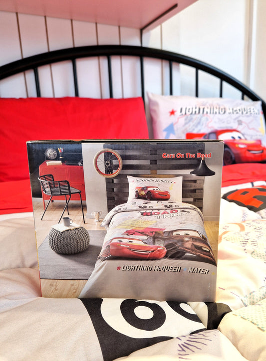 Set Lenjerie de pat DISNEY CARS On The ROAD Cu Cearsaf Elastic